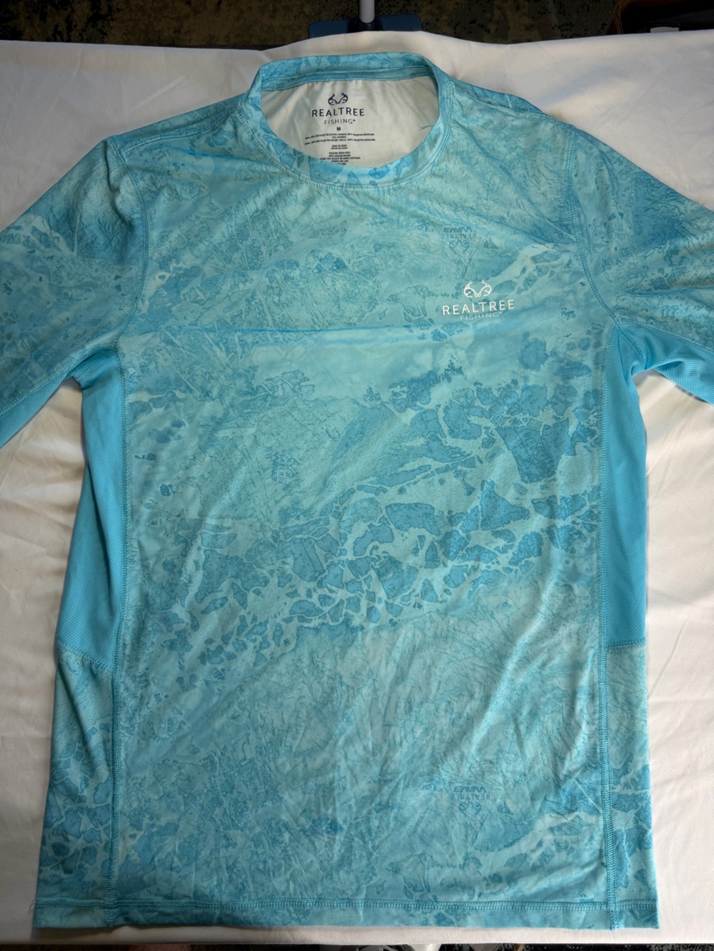 Mens MD Realtree Fishing Lightweight long sleeve performance shirt. 015
